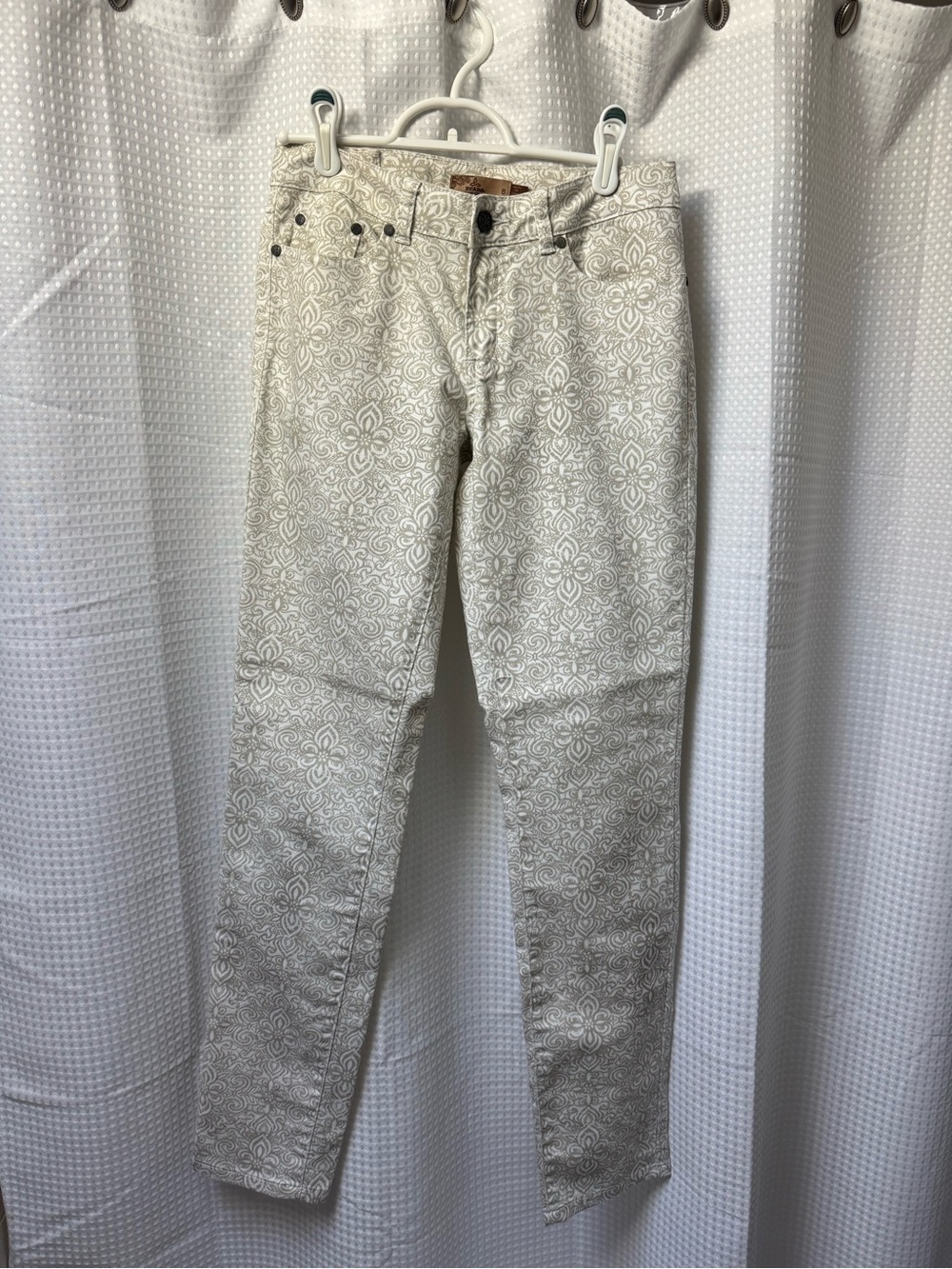 Prana Cream Skinny Jeans with Subtle Medallion Print 5 pocket Women’s Size 6‎
